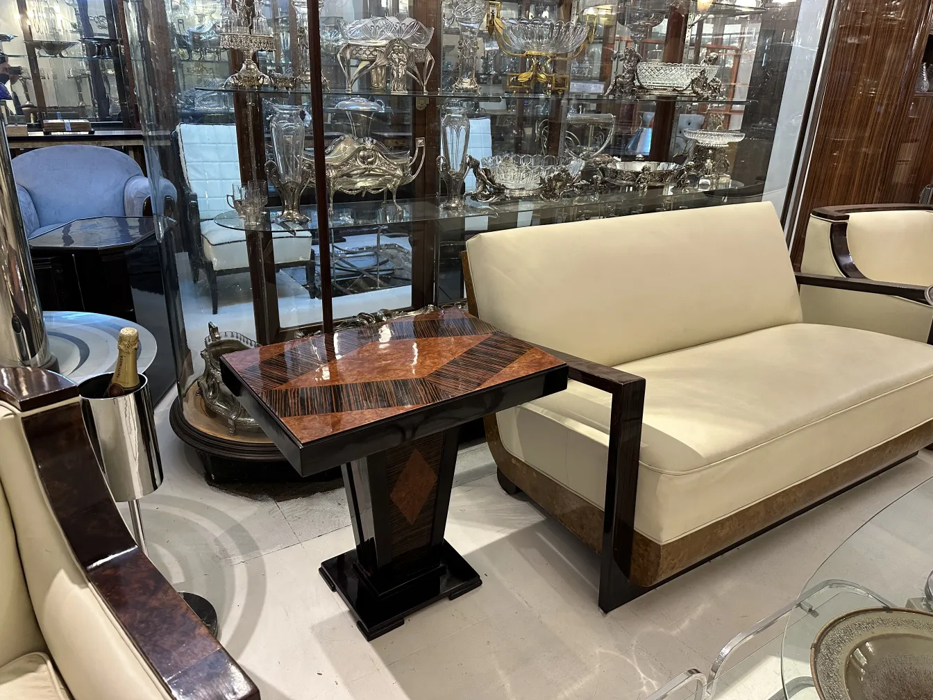 Antiker kleiner Tisch mit klassischem Stil, subtile dekorative Details, elegantes Ambiente.