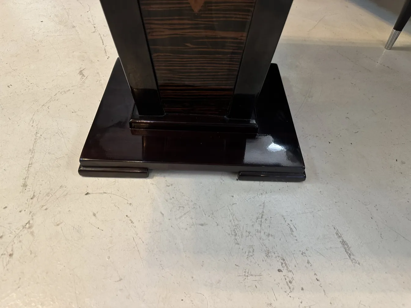 Petite table ancienne avec base solide et design élégant dans un cadre classique.