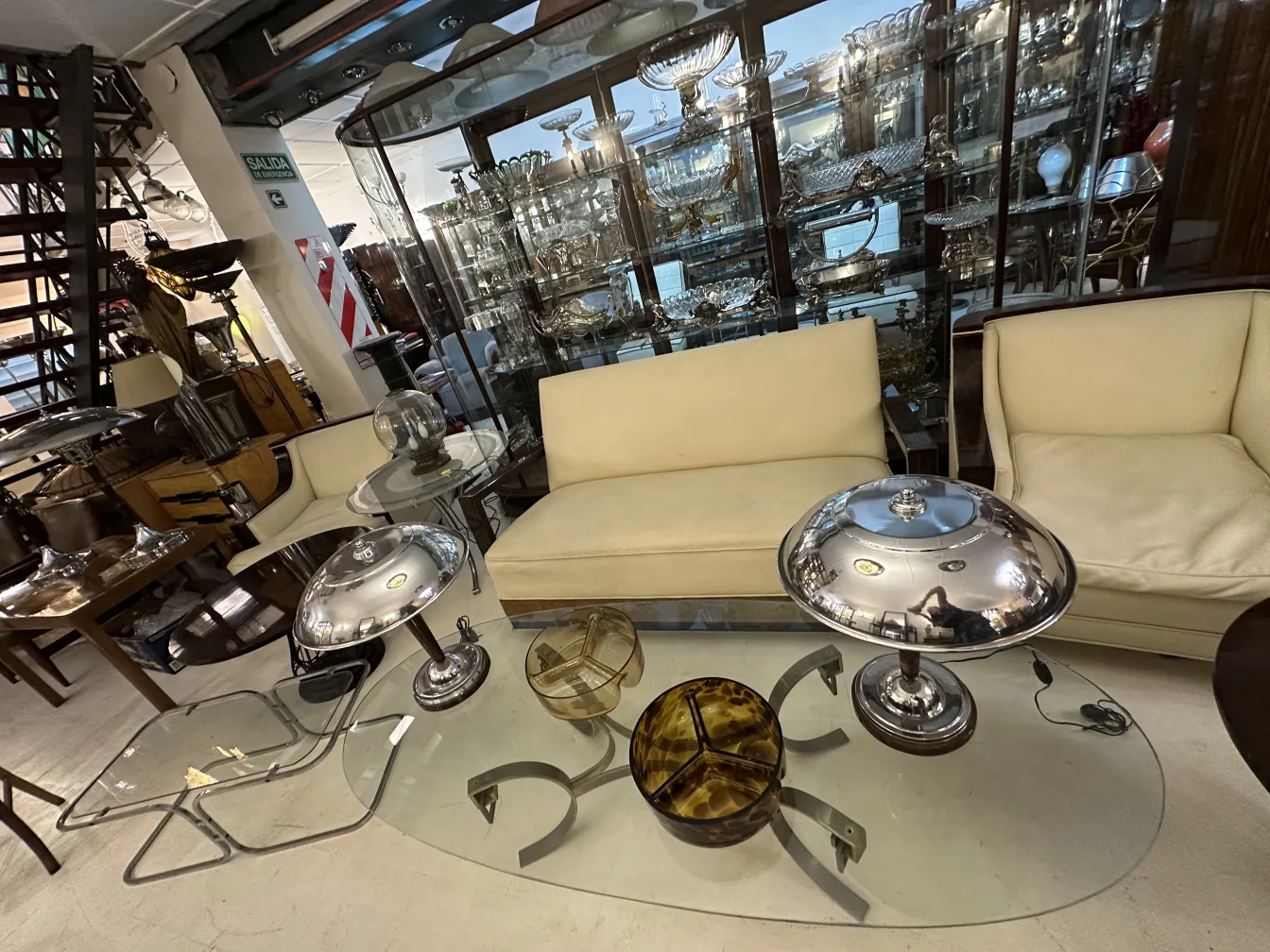 tavolino antico con design elegante in stanza con mobili classici