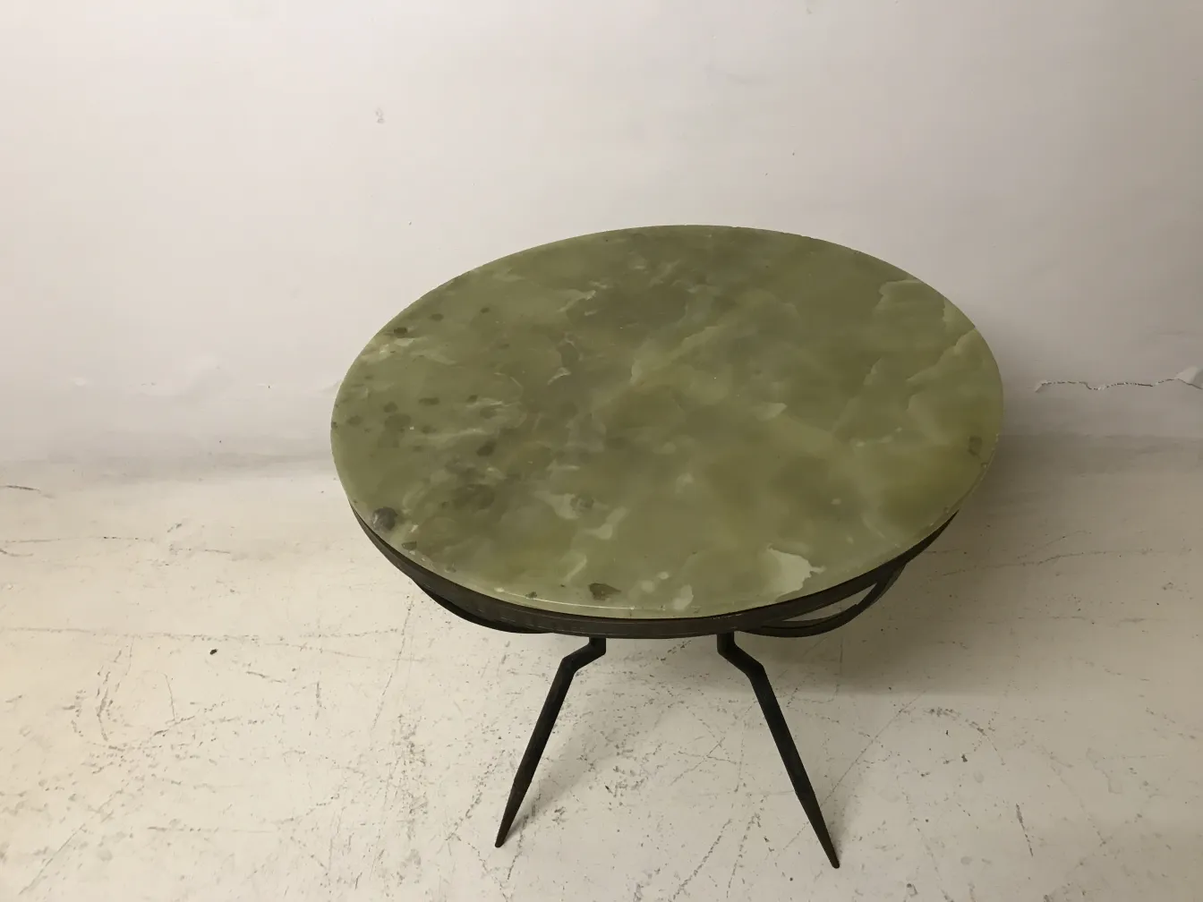 petite table ronde ancienne avec finitions élégantes dans un cadre neutre