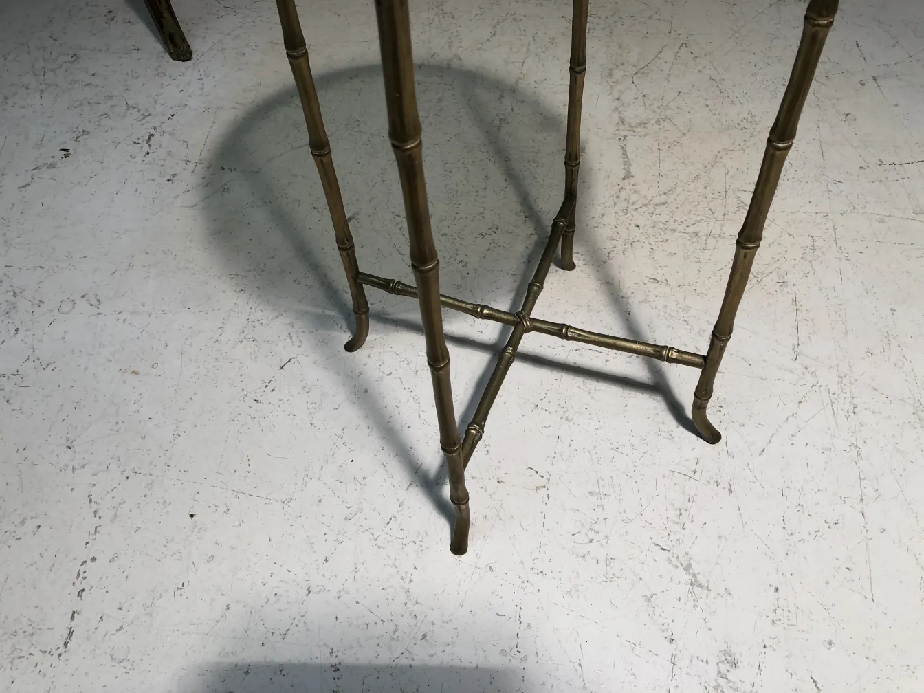 ancienne petite table avec pattes fines dans un cadre lumineux