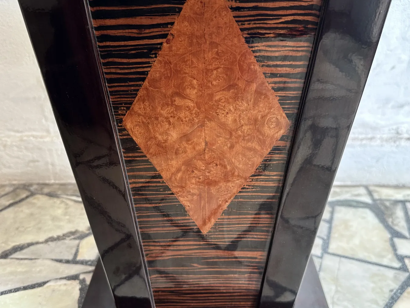 Antiker kleiner Tisch mit einzigartigem Design in klassischer Umgebung.