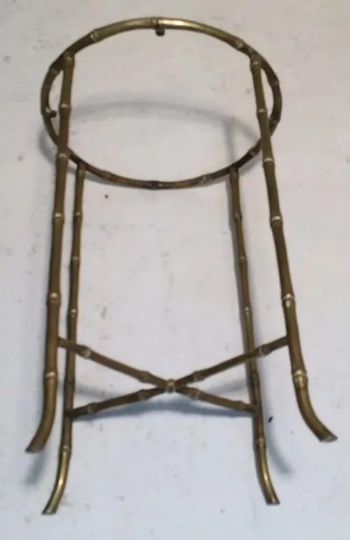 petite table antique avec base dorée, parfaite pour decoration, accessoires en arrière-plan