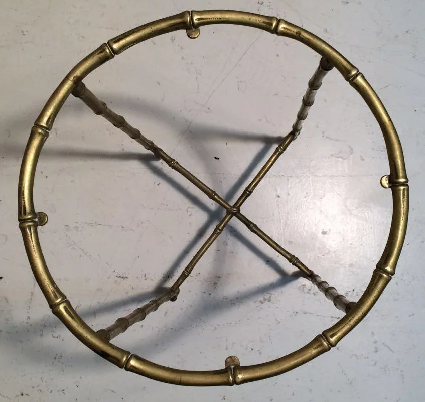 Petite table ancienne avec un design de pied unique dans un cadre simple.