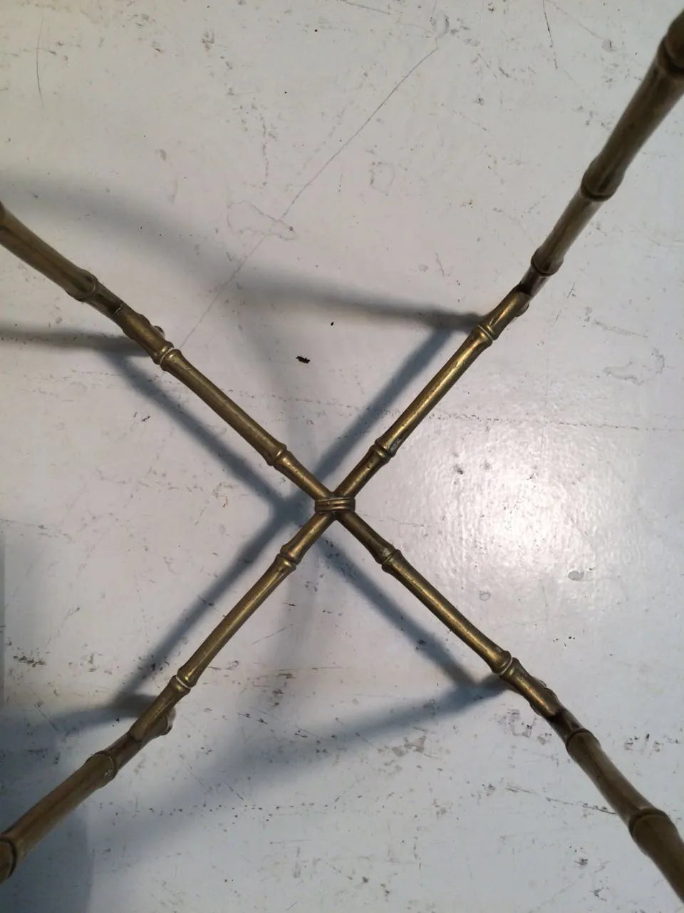 vue de dessus d'une petite table ancienne avec des pieds décoratifs