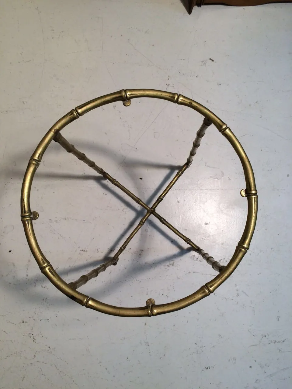 Petite table antique de Maison Bagues, forme ronde avec des jambes élégantes, cadre neutre