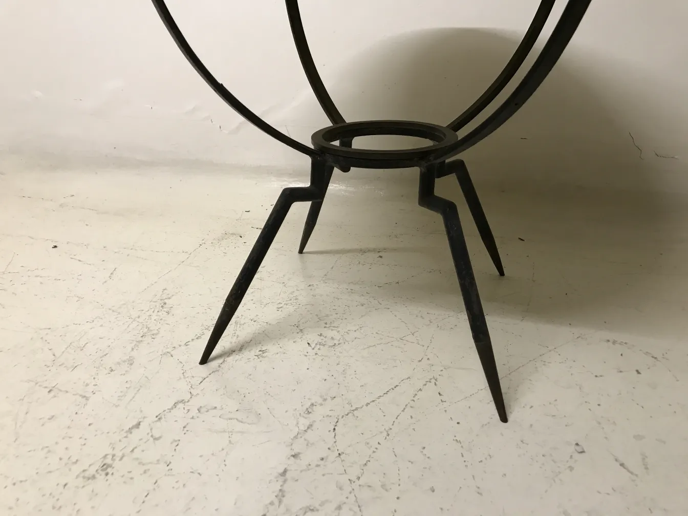 antiker kleiner Tisch mit dreieckigen Beinen, elegantes Design