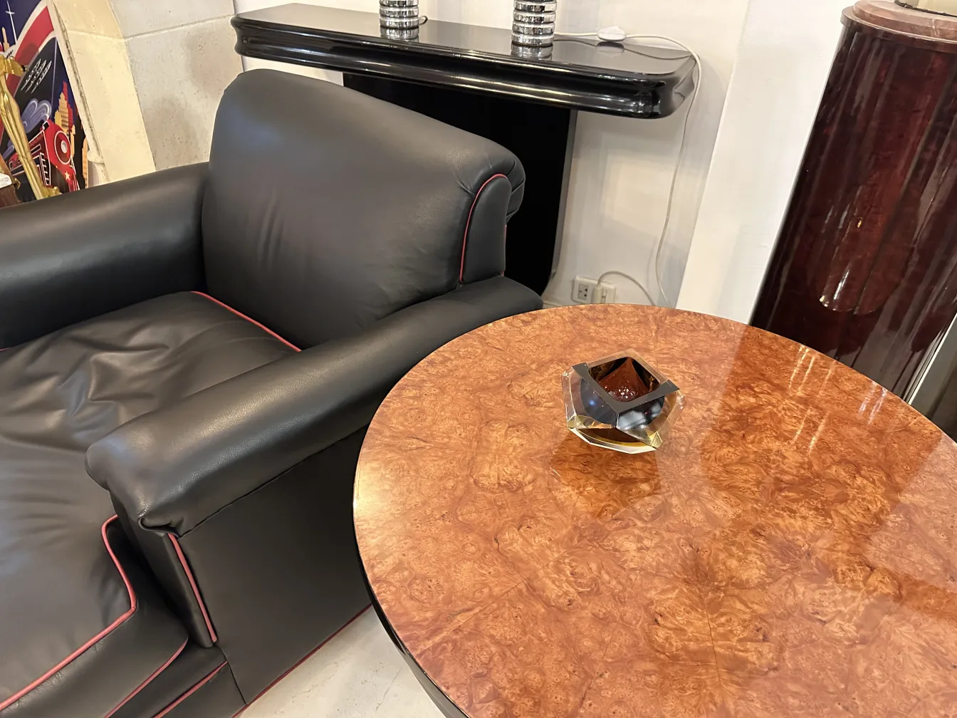 mesa redonda antiga com superfície brilhante e um ornamento no centro