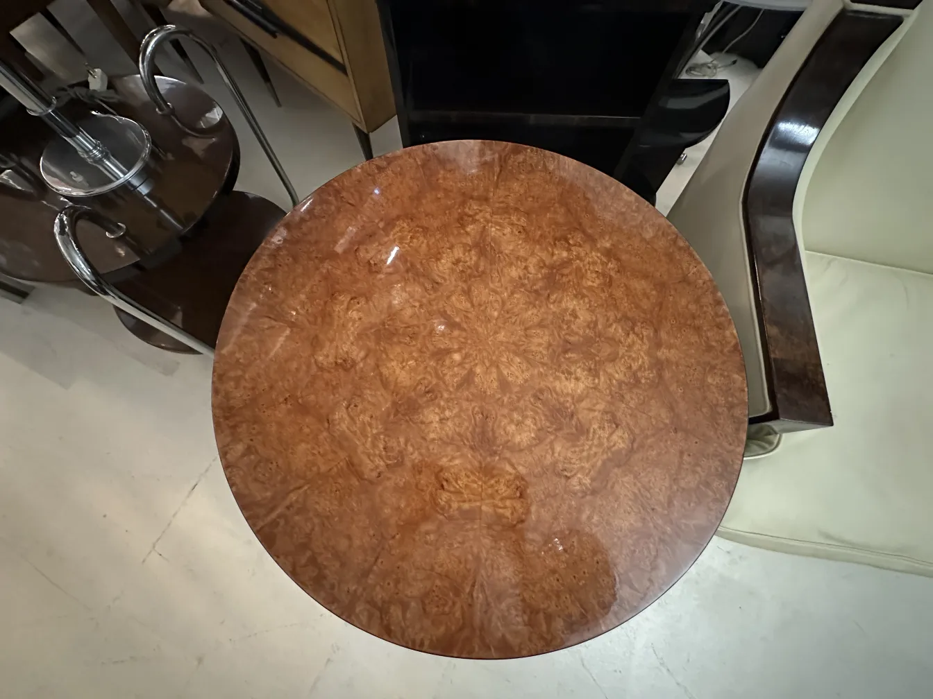 petite table ancienne ronde dans un cadre accueillant