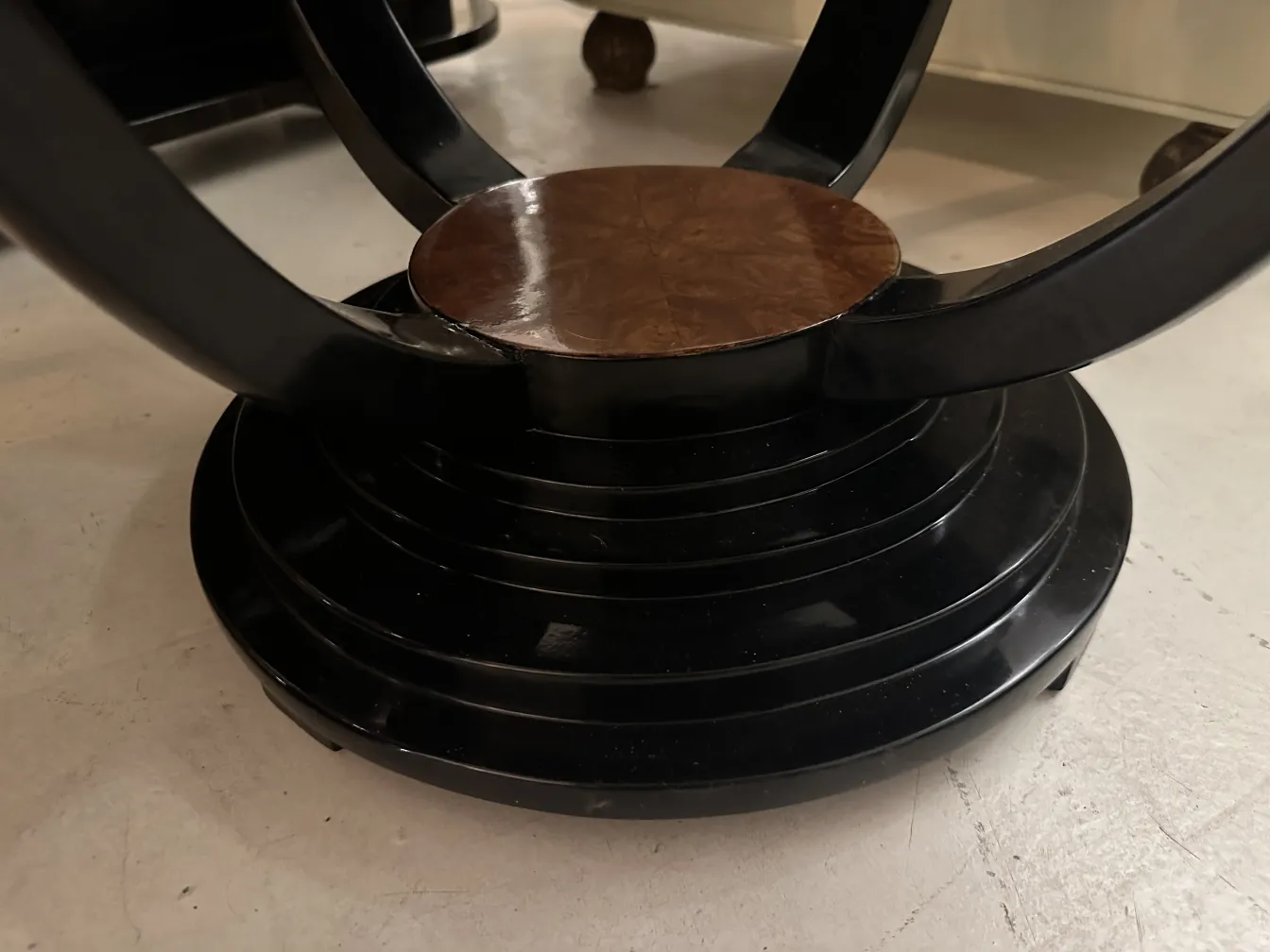 Mesinha antiga com base redonda e design atrativo.