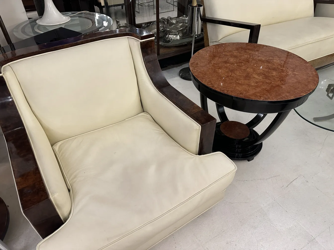 mesita antigua con superficie marrón y patas estilizadas en un ambiente moderno