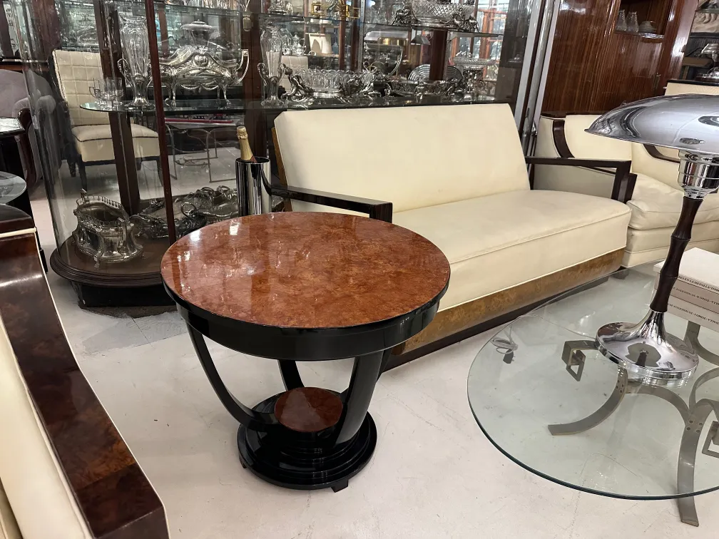 Mesita antigua de centro con superficie elegante en un ambiente sofisticado