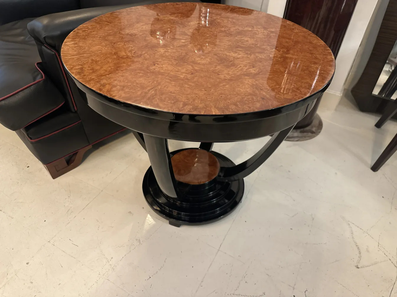 Petite table antique au design rond dans un cadre moderne