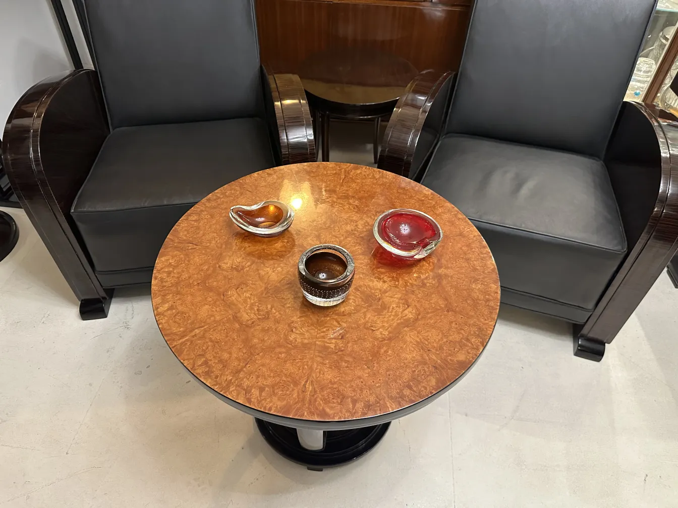 mesinha antiga com bandejas decorativas e poltronas