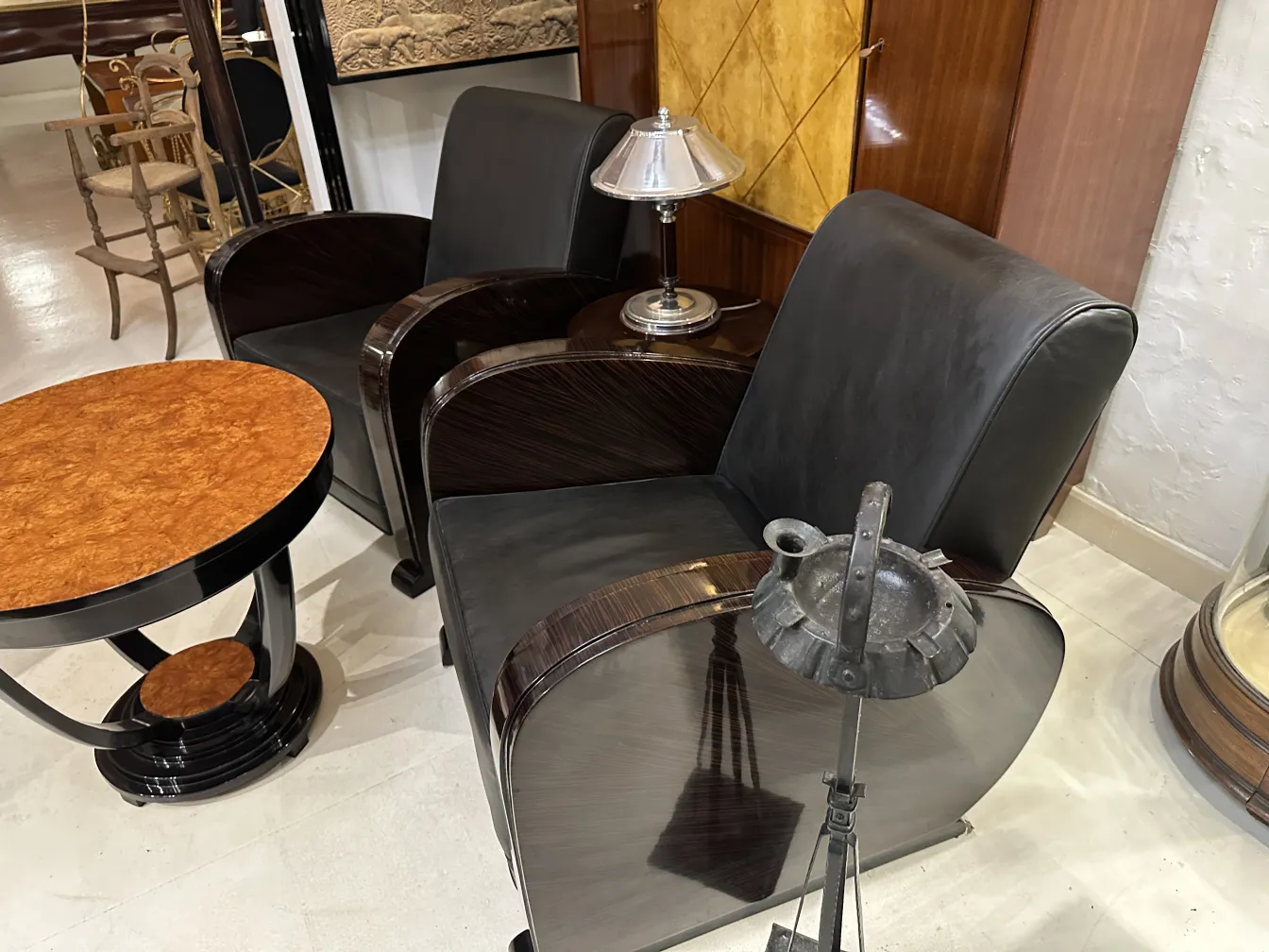 antiker kleiner Tisch mit klassischem Design und einzigartigen Details.