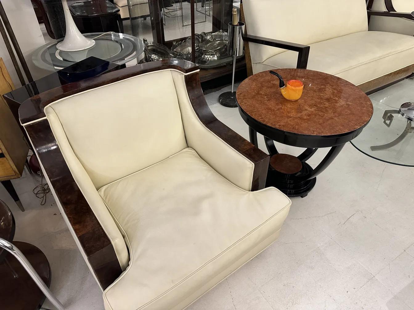 Mesita antigua de salón con decoración clásica y ambiente acogedor