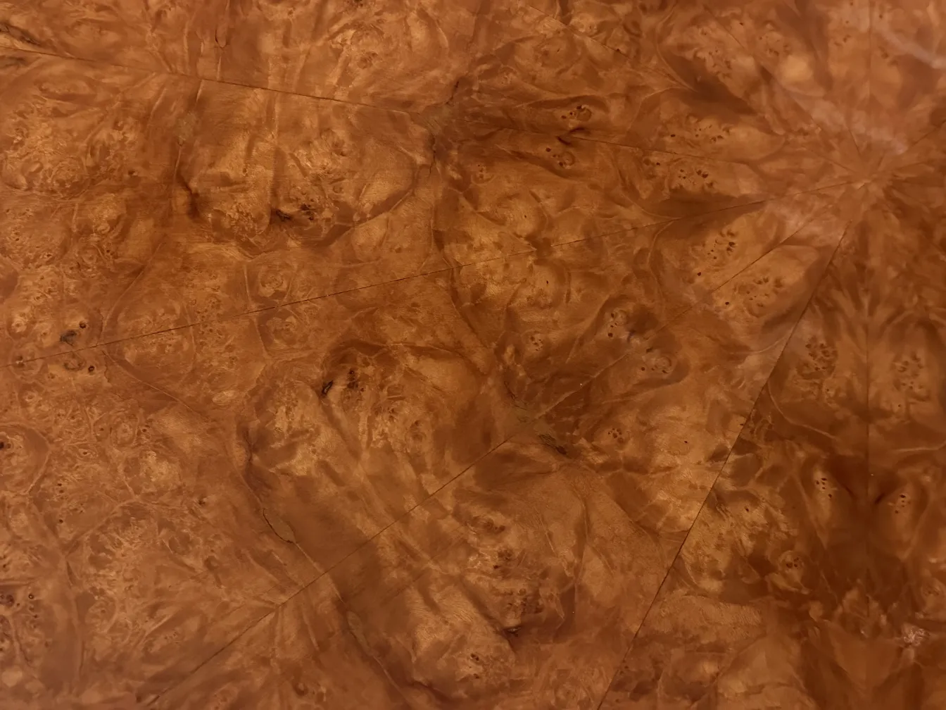 superfície de uma antiga mesinha com grãos detalhados e cor quente