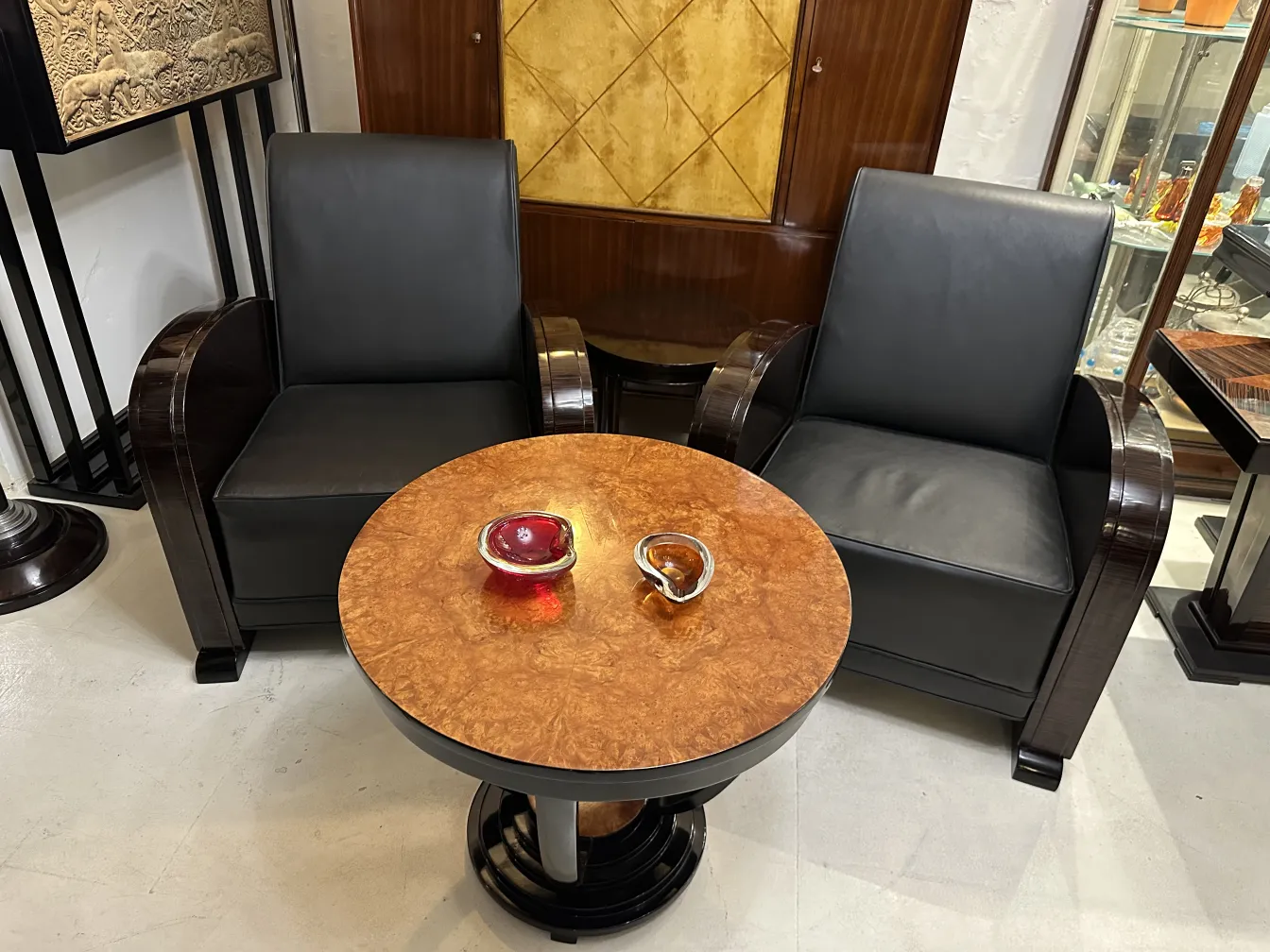 tavolino antico con superficie decorativa e ambiente elegante