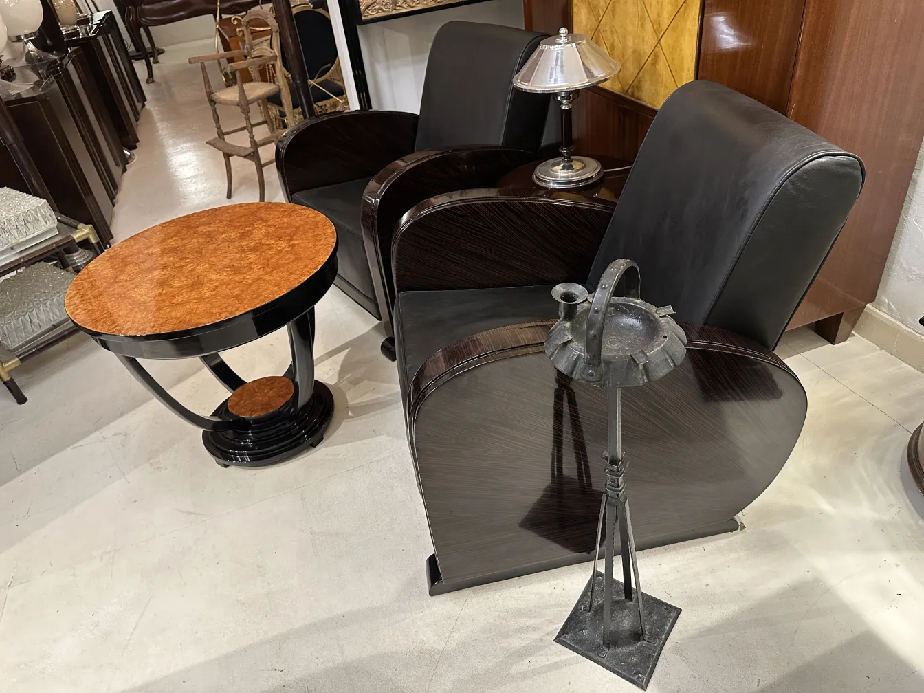 mesita antigua con un bonito diseño elegante y entorno sofisticado