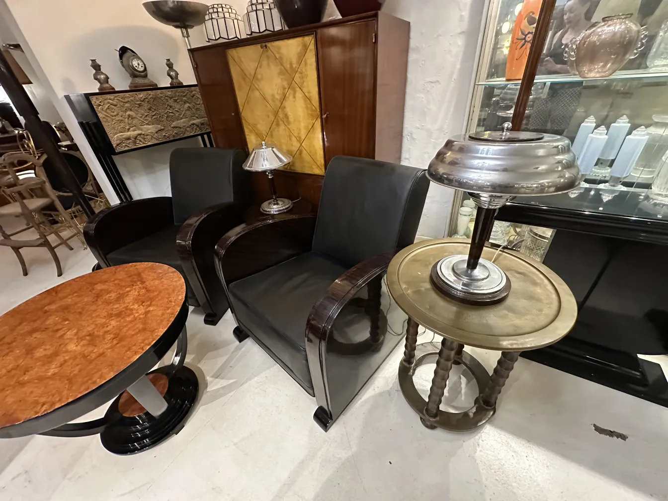 mesinha antiga com design redondo e superfície marrom