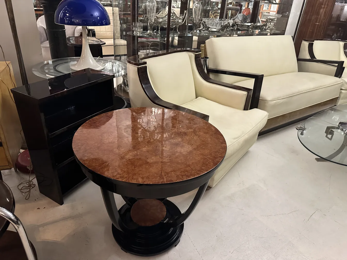 mesita antiquada con detalles elegantes en un entorno acogedor