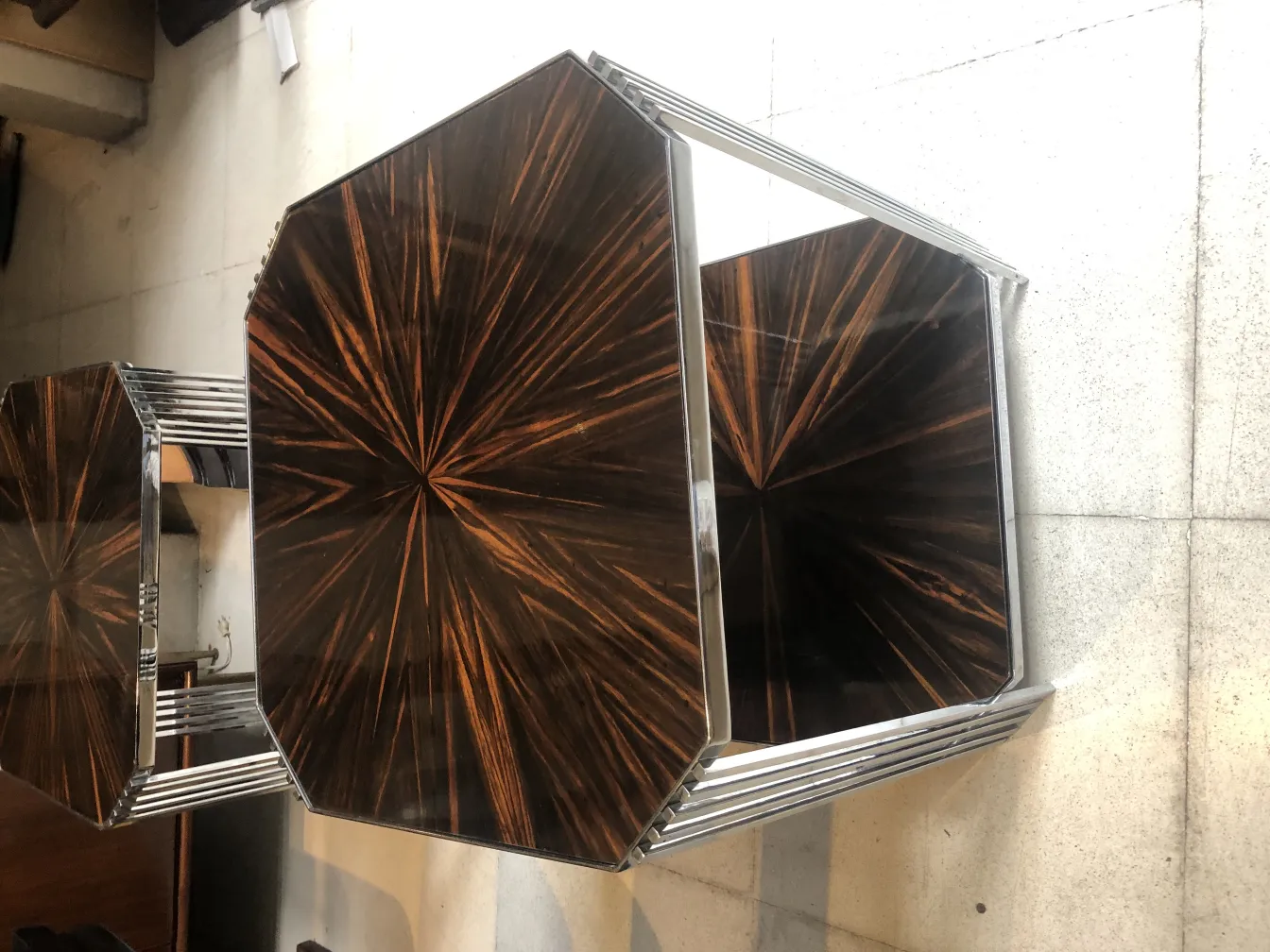 Deux petites tables antiques avec design décoratif dans le cadre