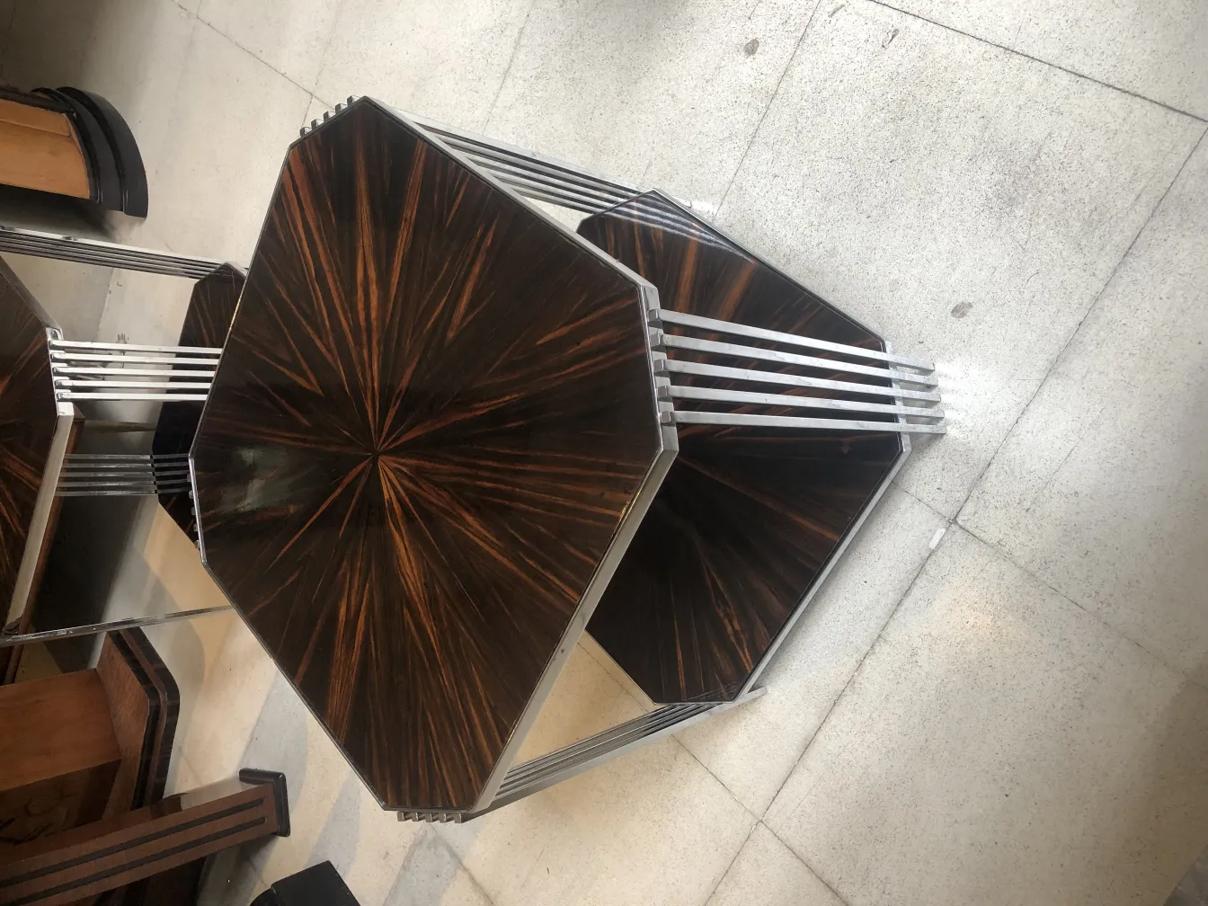 Imagem de 2 mesinhas antigas em um ambiente decorativo