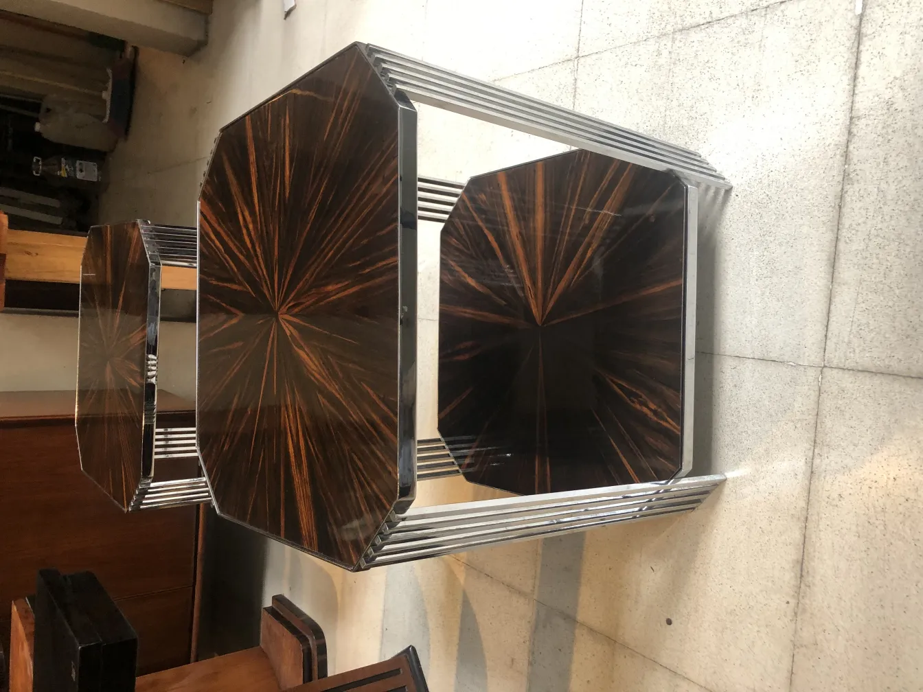 Duas mesinhas antigas com design moderno e simétrico