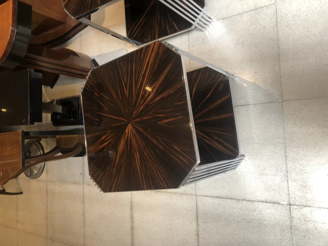 Due tavolini antichi con design decorativo in una stanza