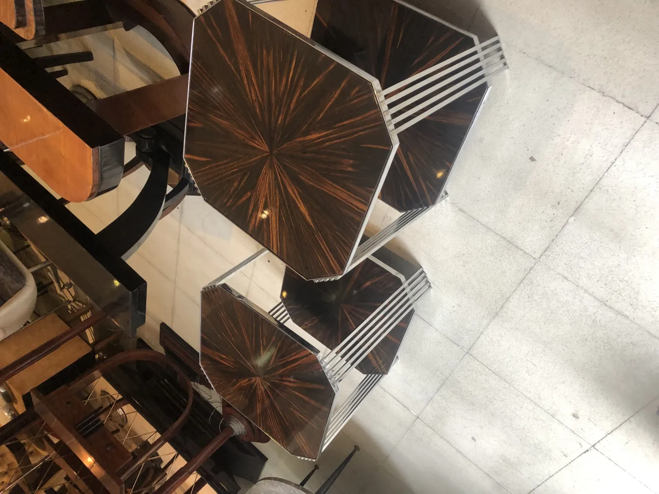 Duas mesinhas antigas decorativas em um ambiente vintage