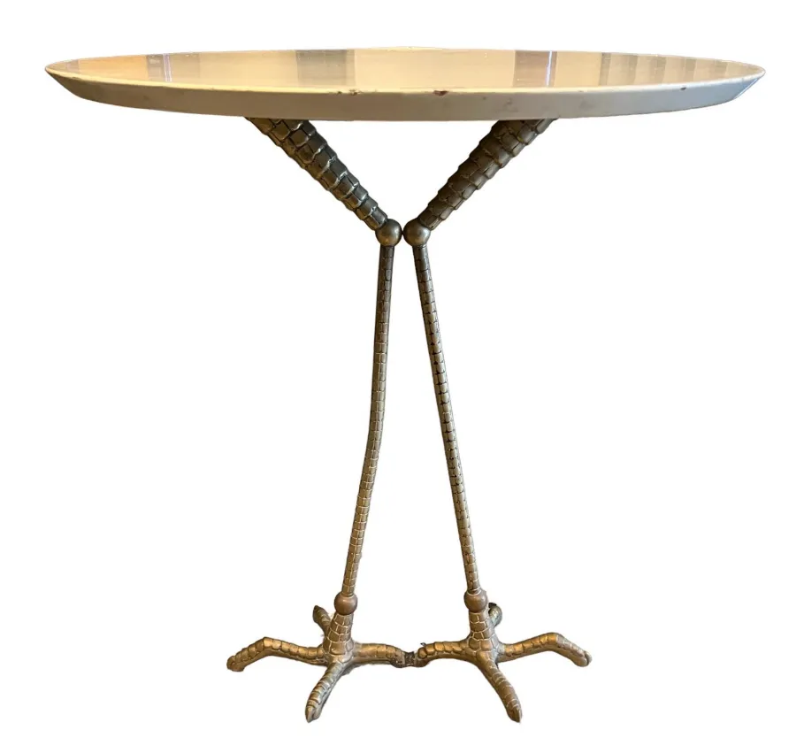 Deux petites tables anciennes avec un design élégant et des pieds distinctifs