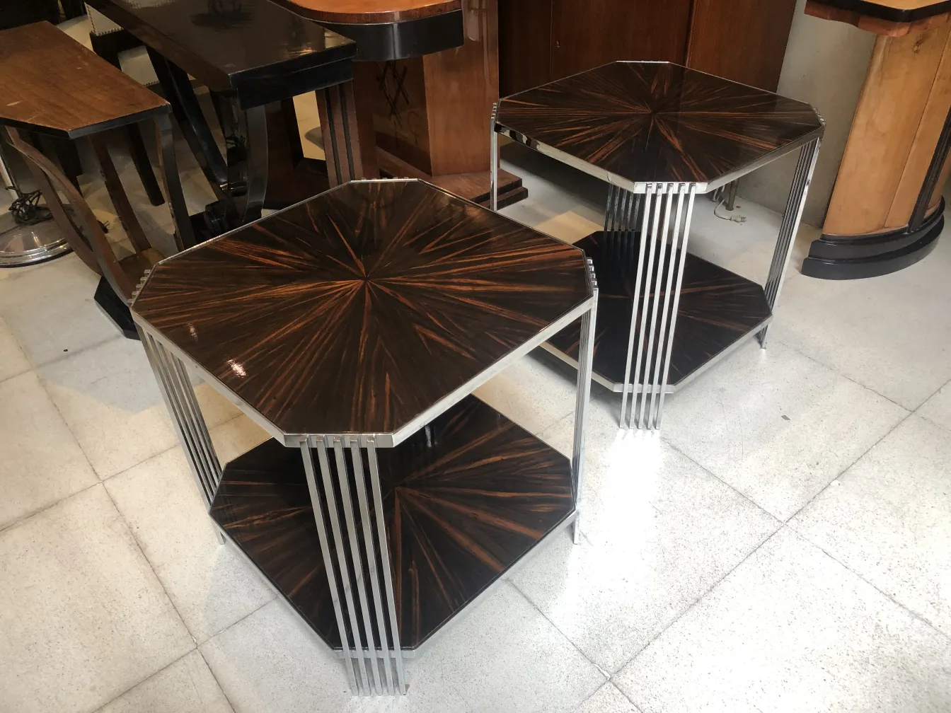 due tavolini antichi decorativi con design elegante in un ambiente