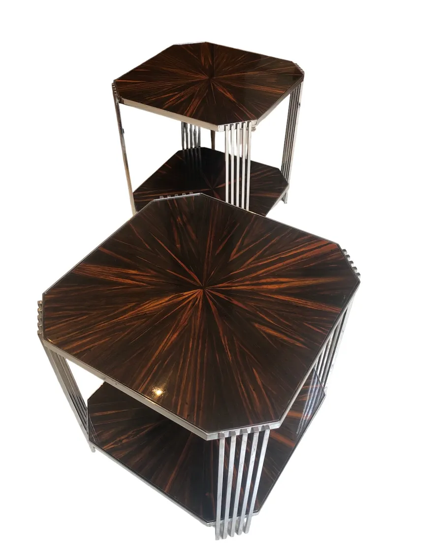 Deux anciennes petites tables avec une forme octogonale élégante.