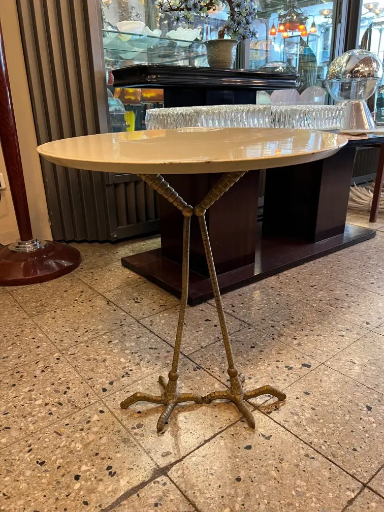 Mesa antiga com pernas criativas em um ambiente acolhedor.