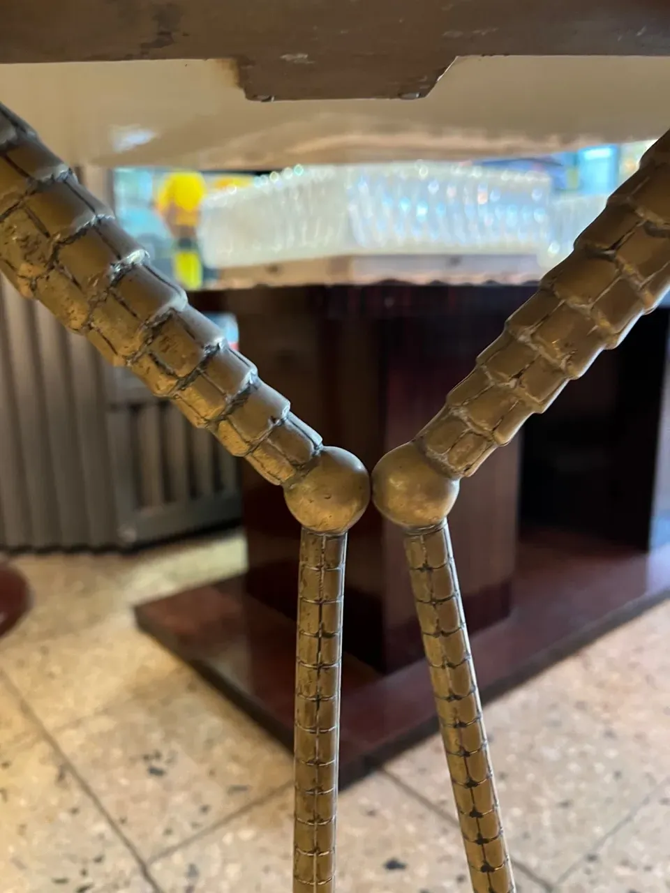 Detalle de 2 mesitas de antigüedades en un ambiente acogedor