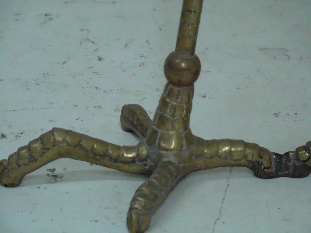 Base de mesinhas antigas com design decorativo, em ambiente neutro