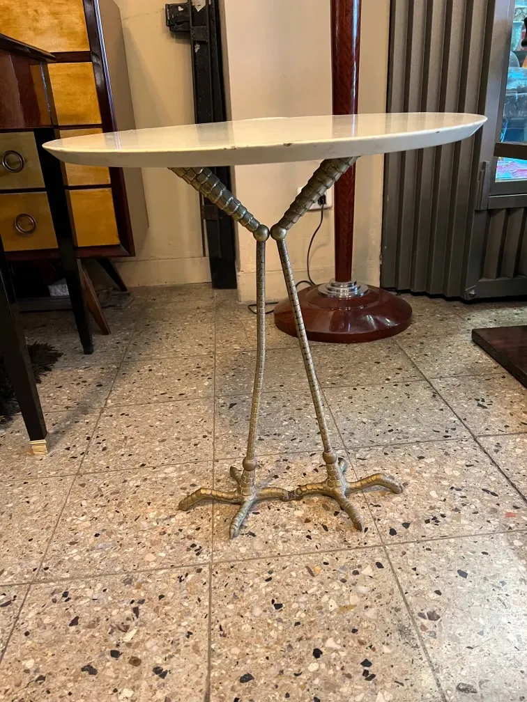 Tavolo antico con base decorativa, stile unico, atmosfera accogliente.