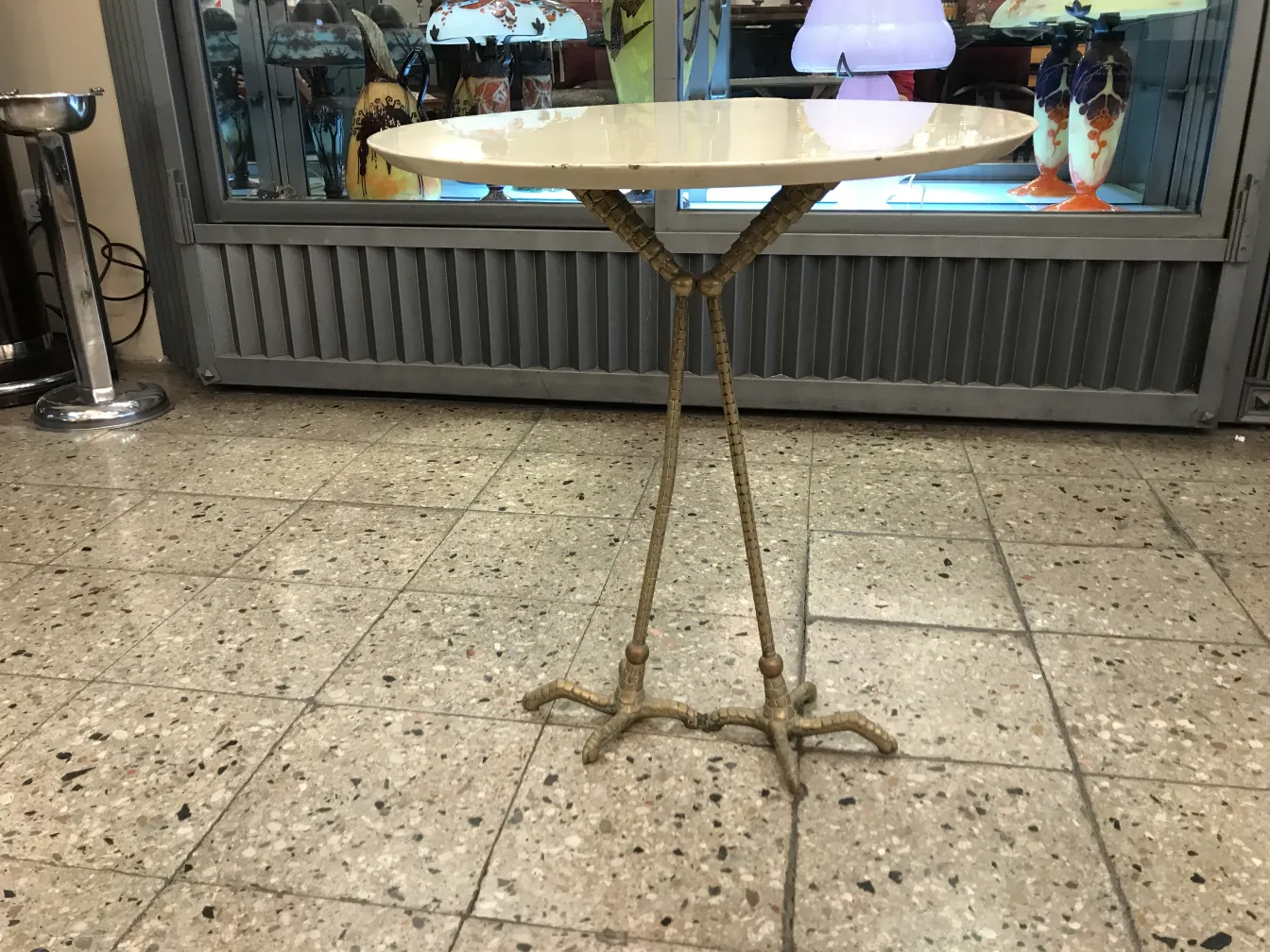 Tableau ancien avec des jambes stylisées, meret elisabeth oppenheim, environnement vintage.