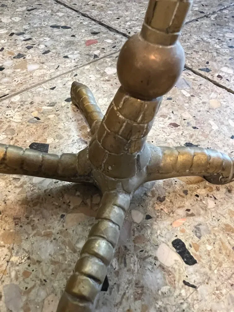 Детальный вид 2 малых столов антиквариат с декоративной основой, каменный фон.