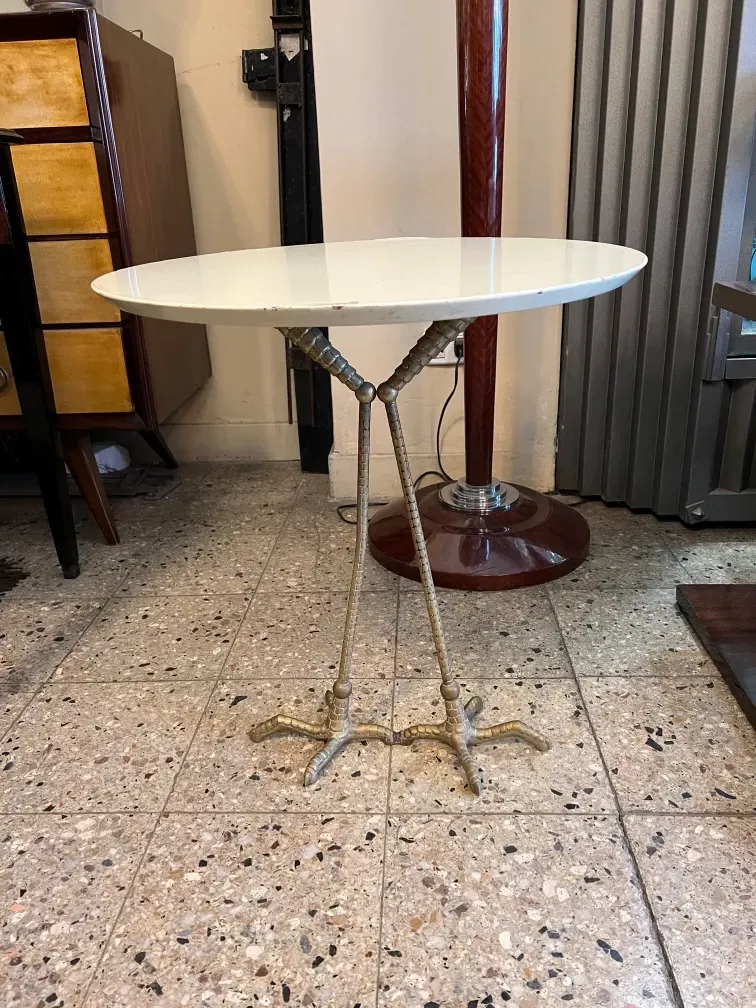 mesa antiga com pernas interessantes em ambiente clássico