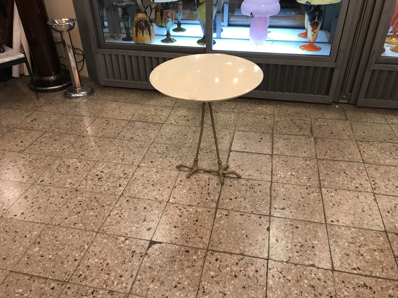 Due tavolini antichi con superfici tonde e gambe decorative, in un ambiente accogliente.