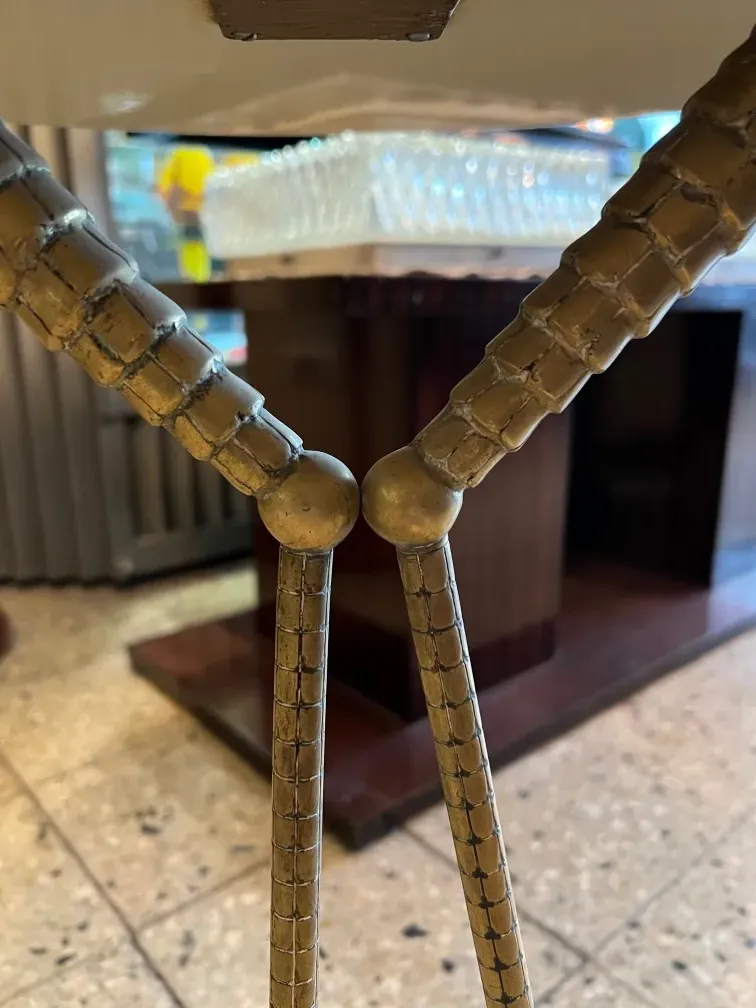 Dos mesitas antiguas con un diseño decorativo en un ambiente acogedor.