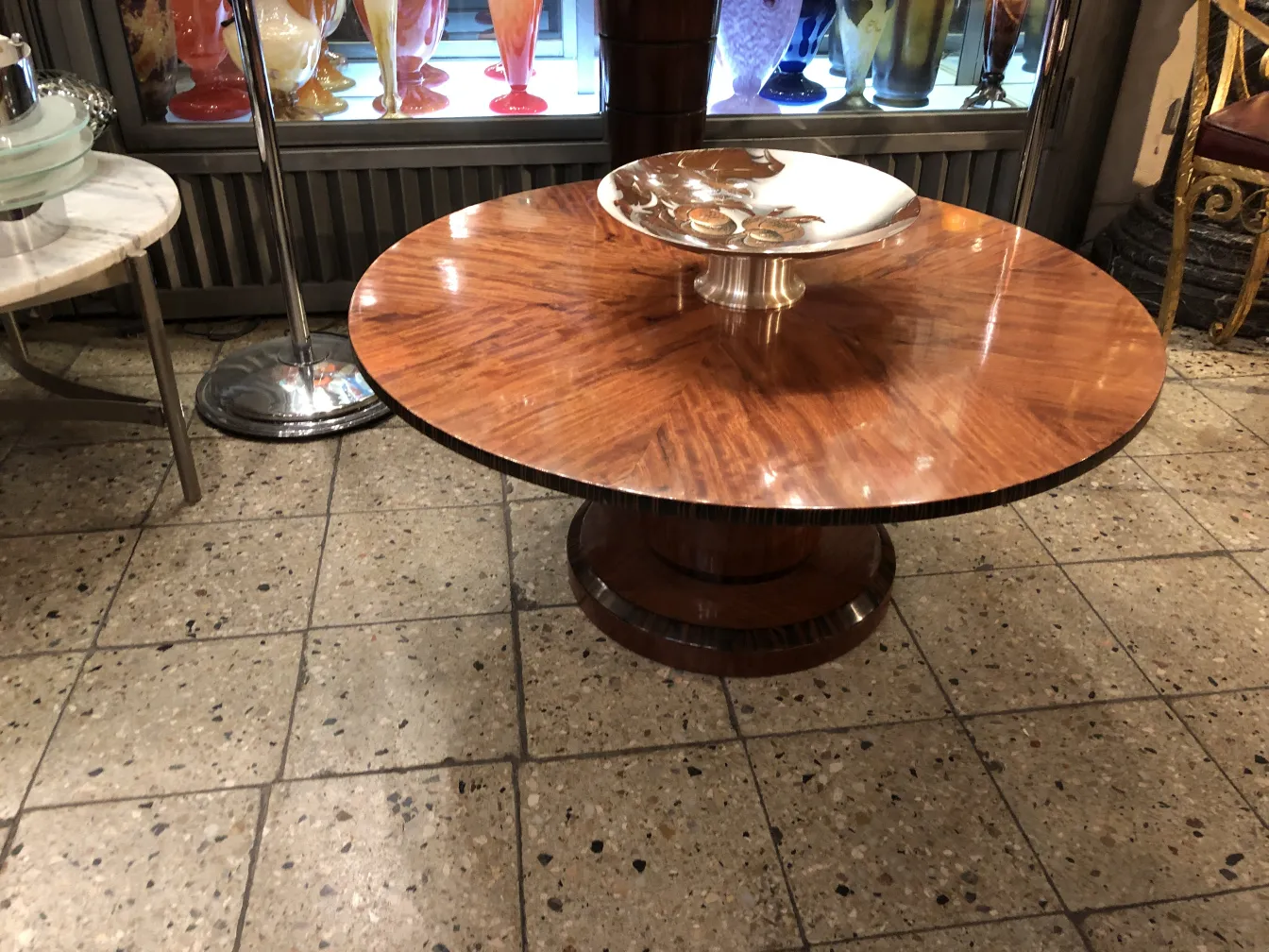 Deux petites tables anciennes au design rond et ambiance rétro