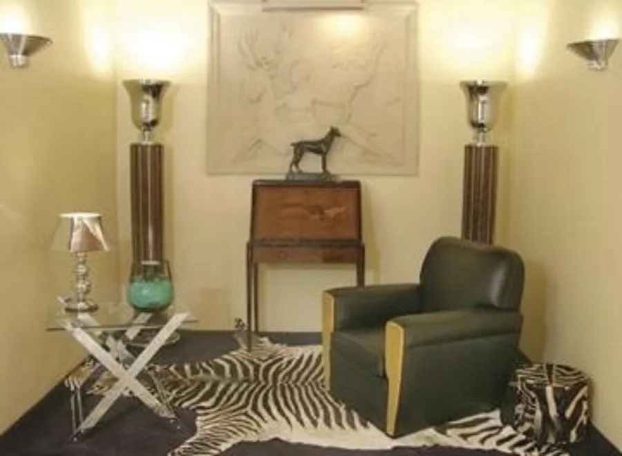 zwei antike kleine Tische in einer eleganten und anspruchsvollen Umgebung