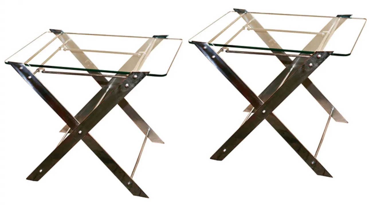 Duas mesinhas antigas com um design único.