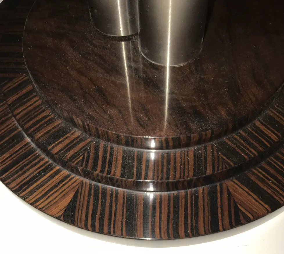 due tavolini antichi decorativi con design classico