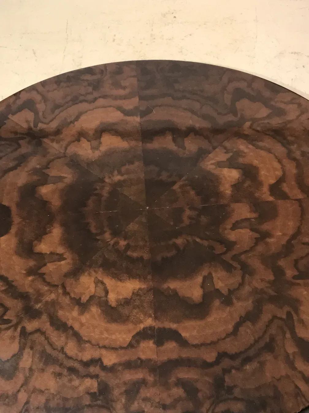 détail de 2 petites tables anciennes avec design décoratif