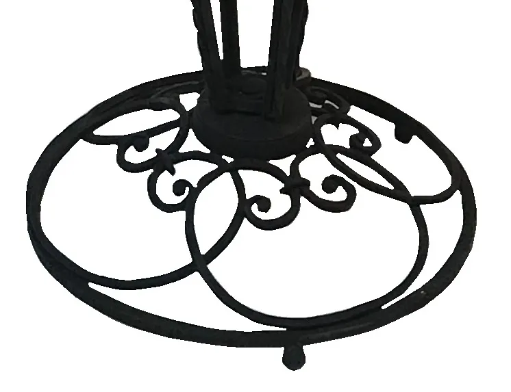 Basis von antiken kleinen tischen mit elegantem spiralen design