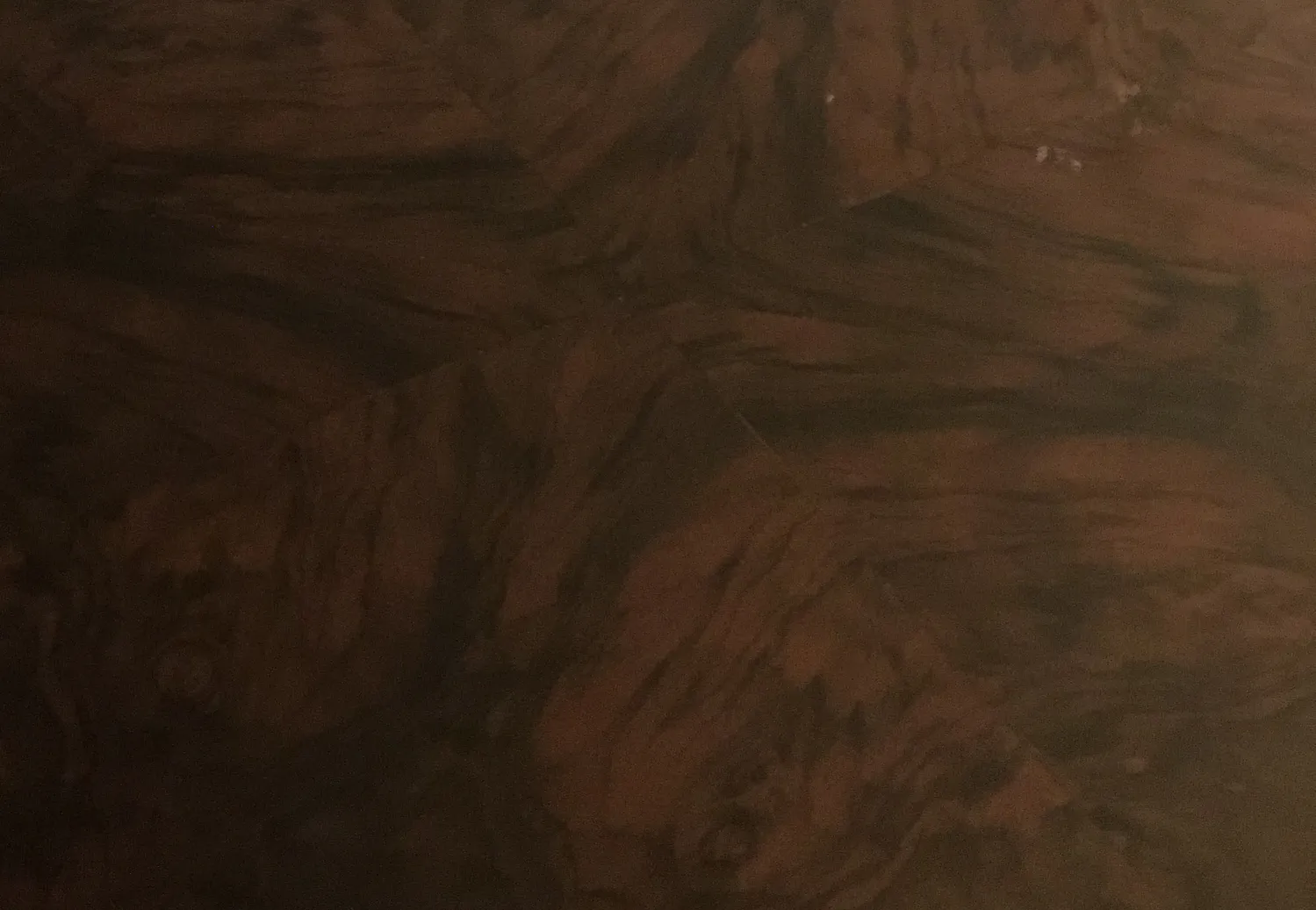 Nahaufnahme von zwei kleinen antiken Tischen mit einfachem Design, neutralem Hintergrund.