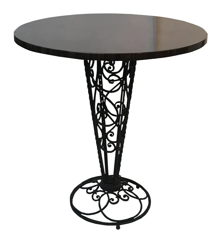 Mesinhas antigas com bases decorativas e forma de cone